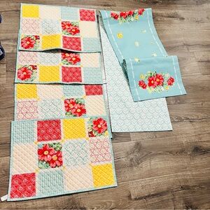 The Pioneer Woman Bundle: 14"W x 72"L Table Runner & 4 Quilted Floral Placemats
